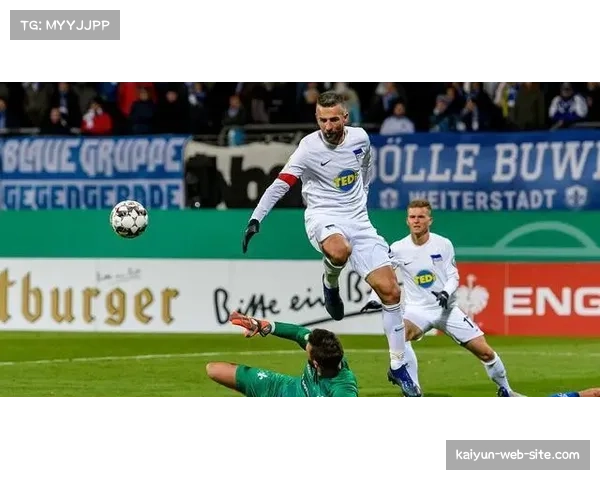 海登海姆队长在比赛中鼓舞全队 执行主帅施密特低位防守战术非常坚决